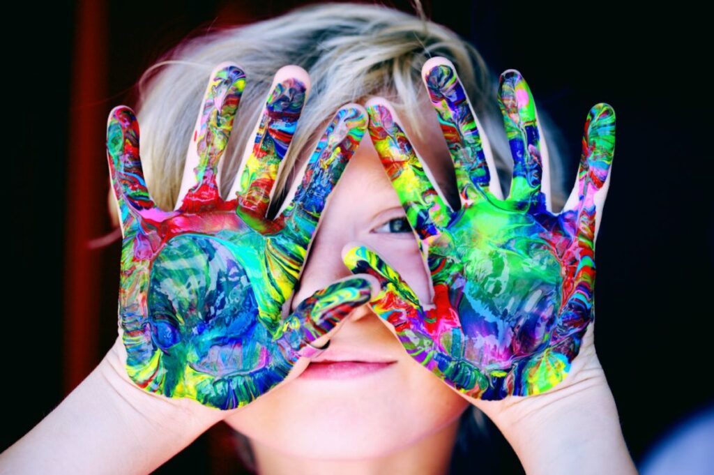 terapia-niño-interior-manos-pintadas